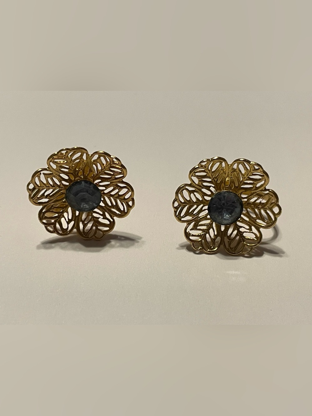 Vintage Gold Tone Rhinestone Flower Screw Back Earrings #7583